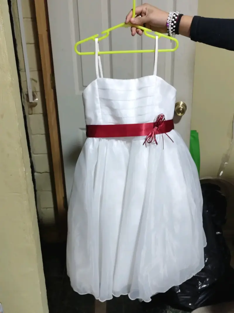 Vestido blanco con cinta roja - 1