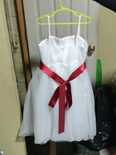 Vestido blanco con cinta roja - miniatura 2