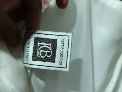 Vestido blanco con cinta roja - miniatura 3
