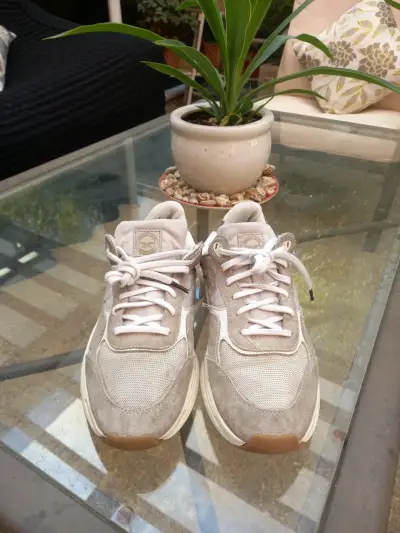 Zapatillas Ferouch, color beige usadas N°39 - miniatura 1