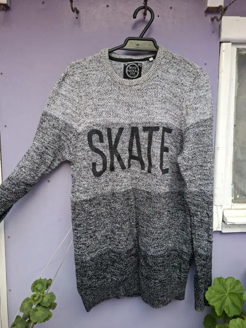 Sweater gris estilo skate