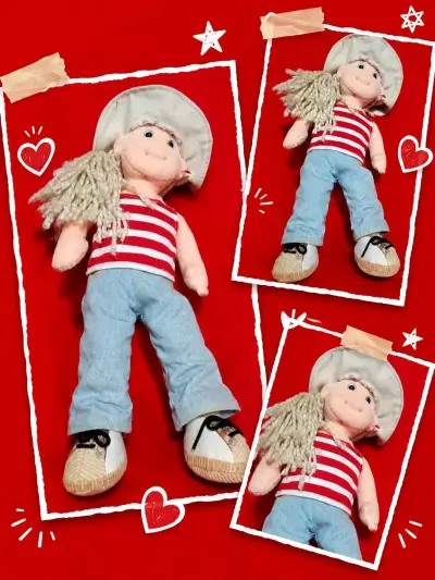 Muñeco de tela con sombrero - miniatura 1