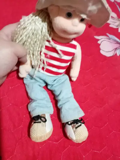 Muñeco de tela con sombrero - miniatura 3