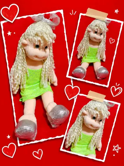 Muñeca de peluche rubia con vestido - miniatura 1