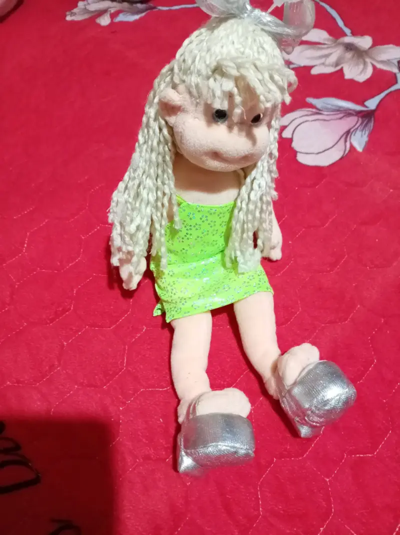 Muñeca de peluche rubia con vestido - 2