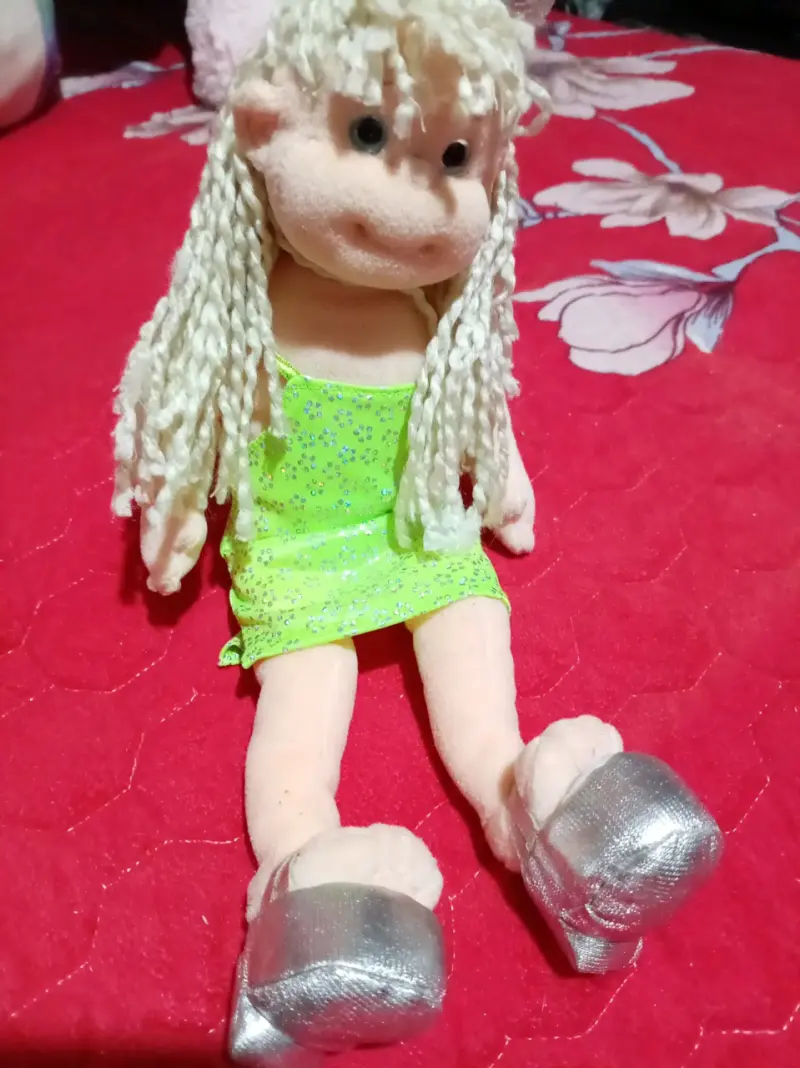 Muñeca de peluche rubia con vestido - 3