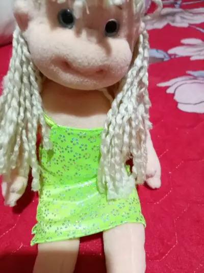 Muñeca de peluche rubia con vestido - miniatura 4