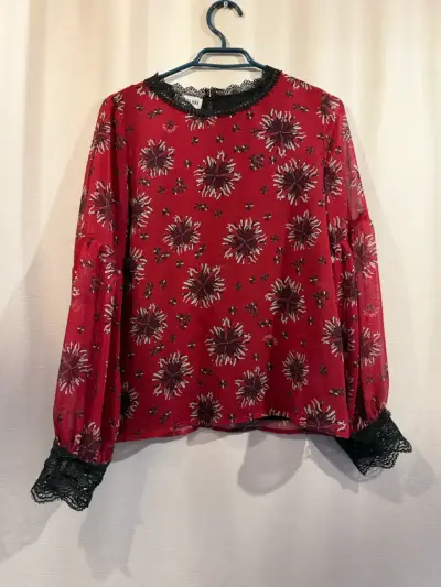 Blusa burdeo con encaje Singolare - miniatura 1