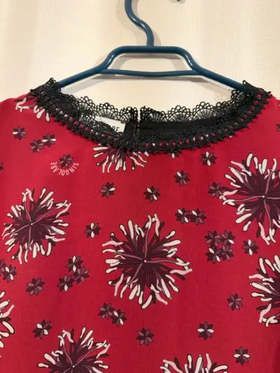 Blusa burdeo con encaje Singolare - miniatura 2