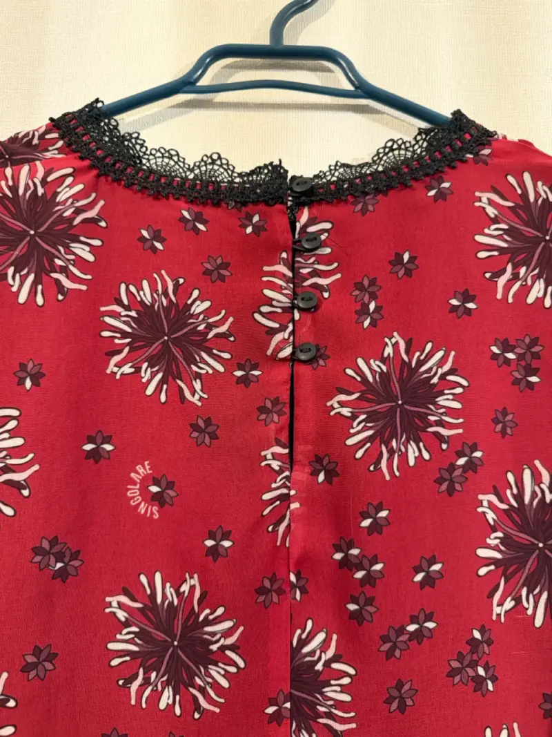 Blusa burdeo con encaje Singolare - 5