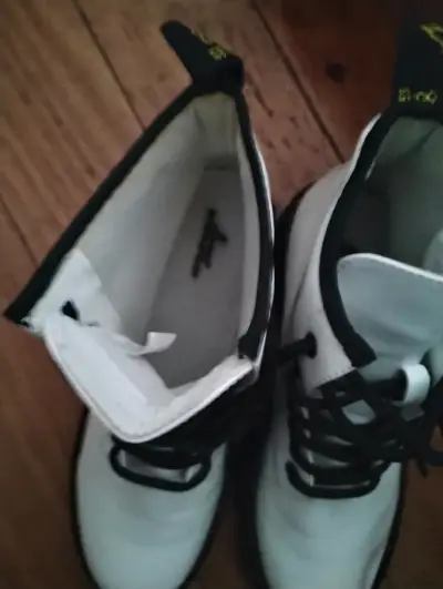 Botas blancas con cordones - miniatura 1