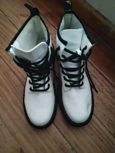 Botas blancas con cordones - miniatura 2