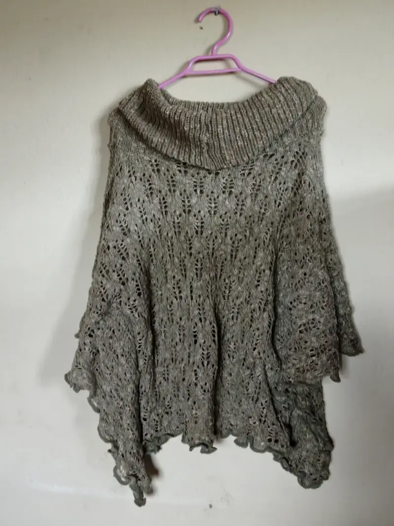 Poncho tejido gris cuello alto - 1