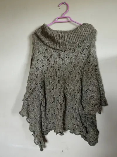 Poncho tejido gris cuello alto - miniatura 1