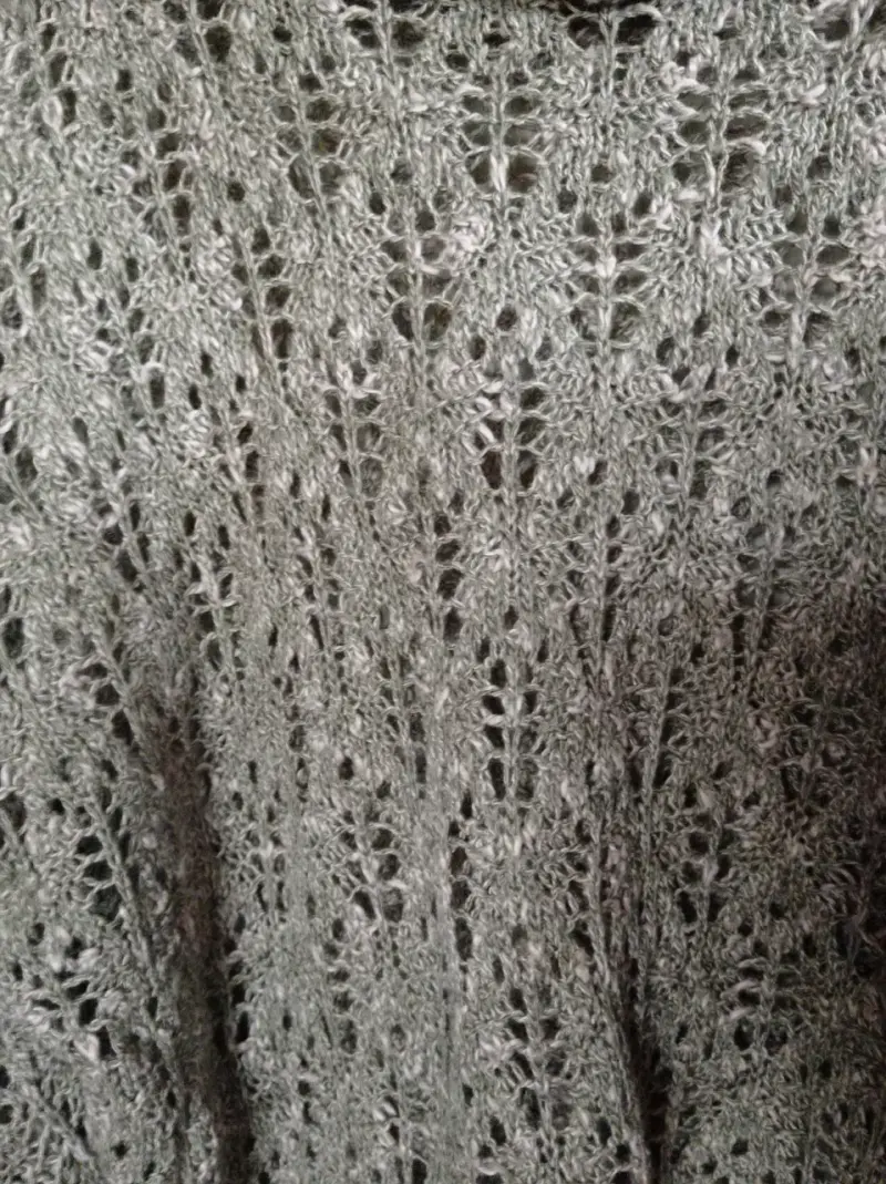Poncho tejido gris cuello alto - 2