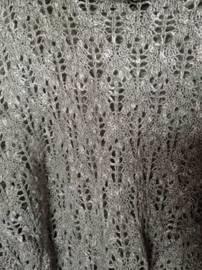 Poncho tejido gris cuello alto - miniatura 2