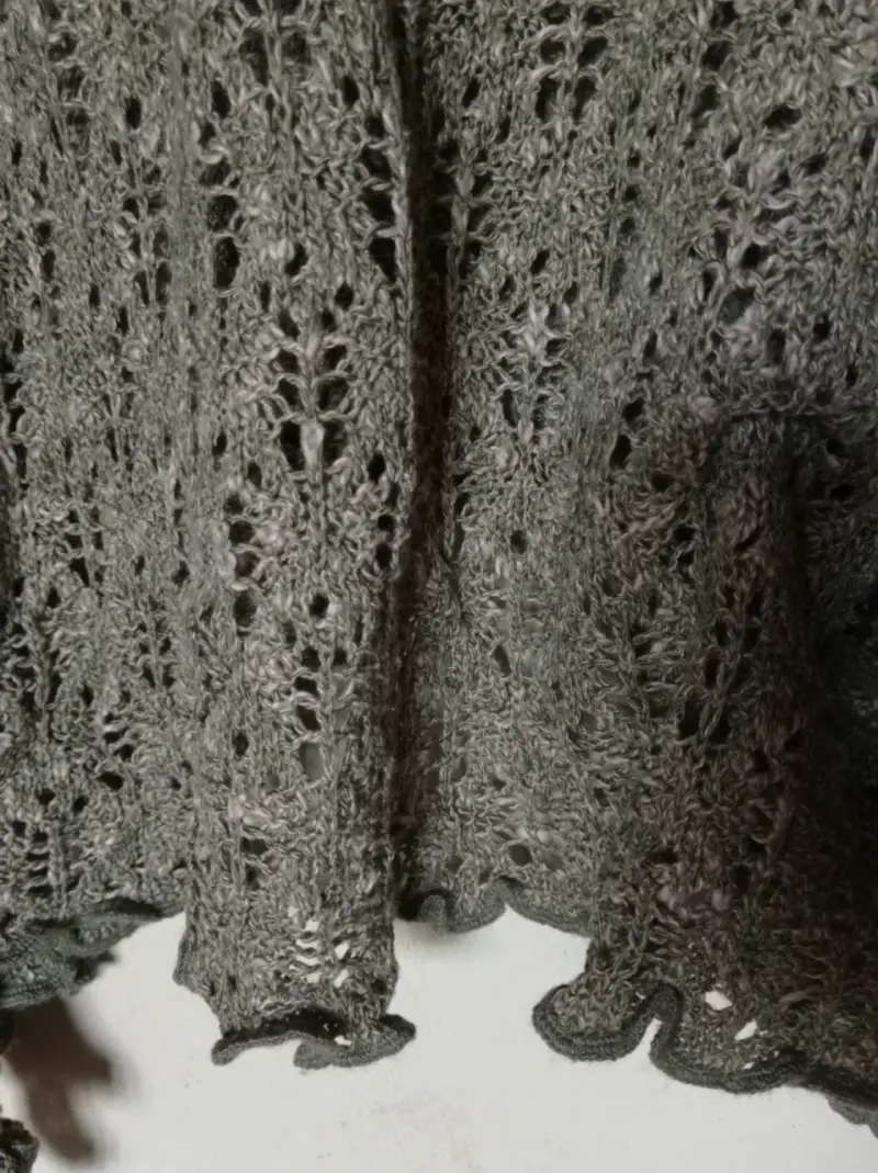 Poncho tejido gris cuello alto - 3