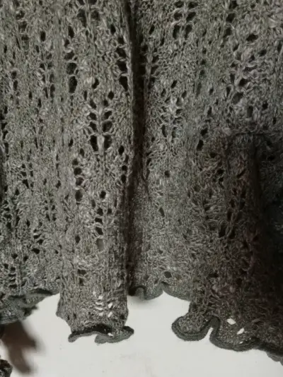 Poncho tejido gris cuello alto - miniatura 3