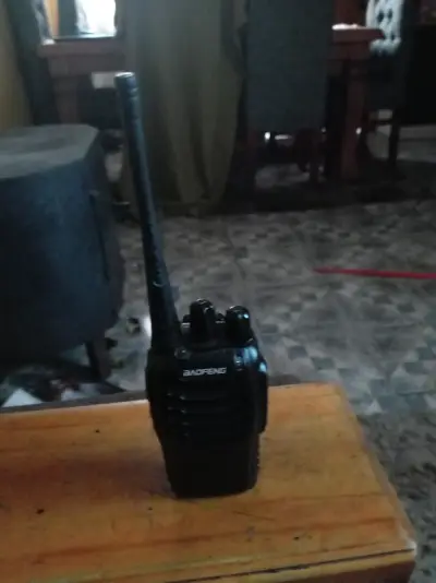 Radio Baofeng portátil negra - miniatura 1