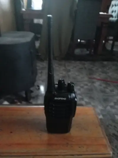 Radio Baofeng portátil negra - miniatura 2