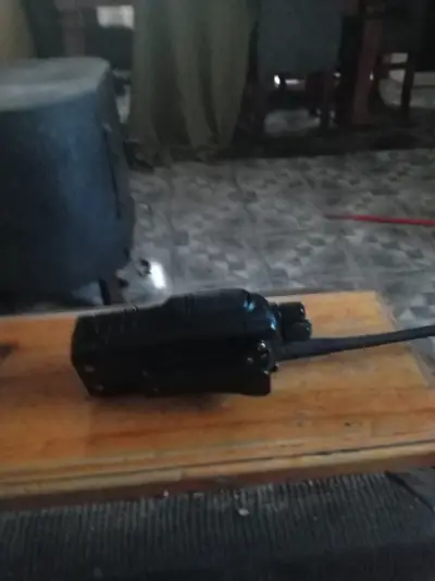 Radio Baofeng portátil negra - miniatura 4