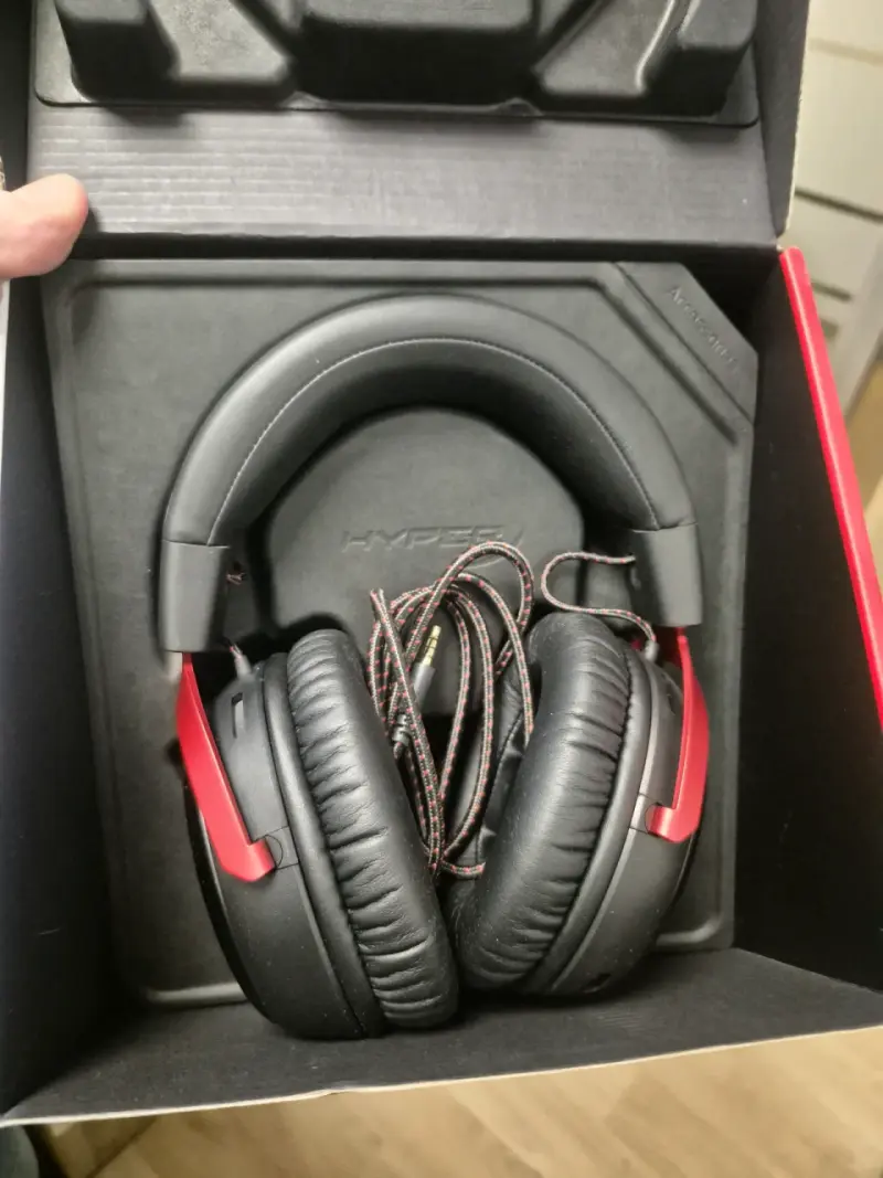 Audífonos HyperX Cloud III nuevos rojo - 2