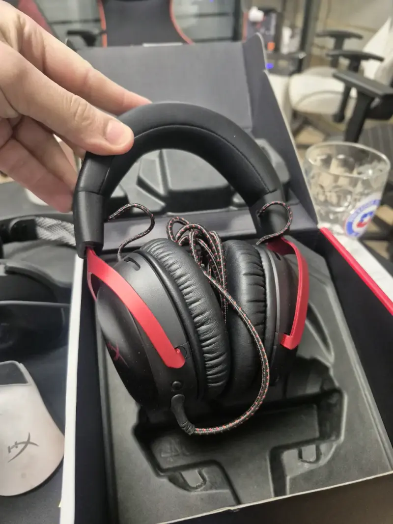 Audífonos HyperX Cloud III nuevos rojo - 3