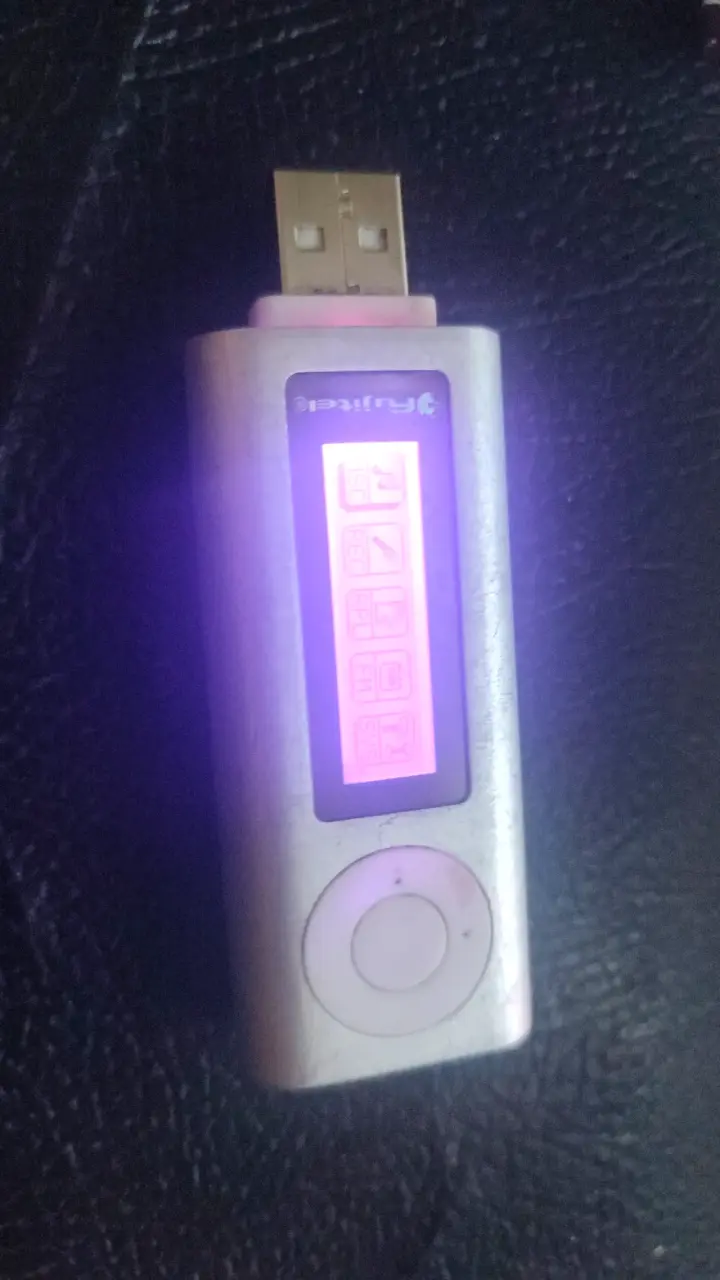 Reproductor MP3 USB color plata
