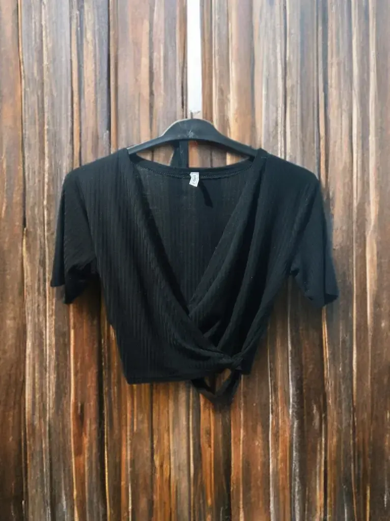 Polera negra de manga corta
