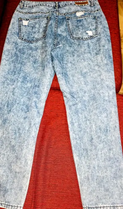 Jeans azules desgastados. - miniatura 1