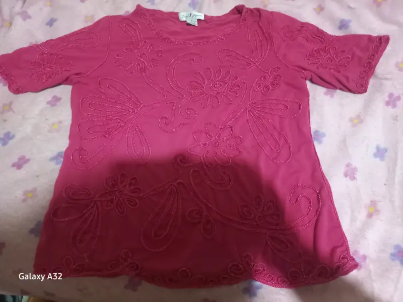 Polera fucsia con bordado floral