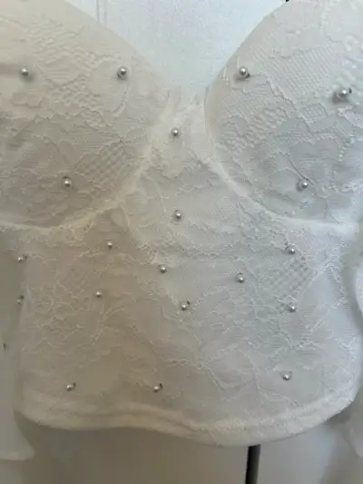 Top blanco encaje con perlas - miniatura 2