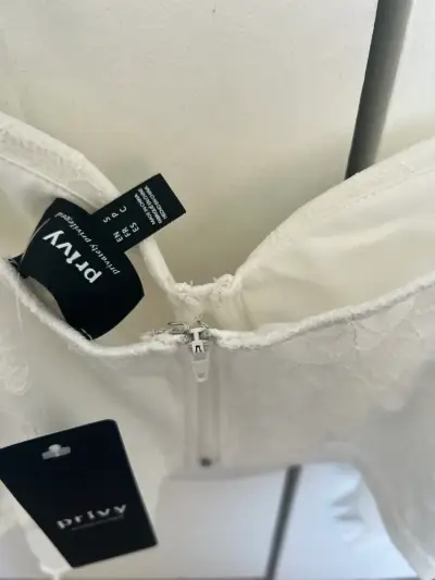 Top blanco encaje con perlas - miniatura 5