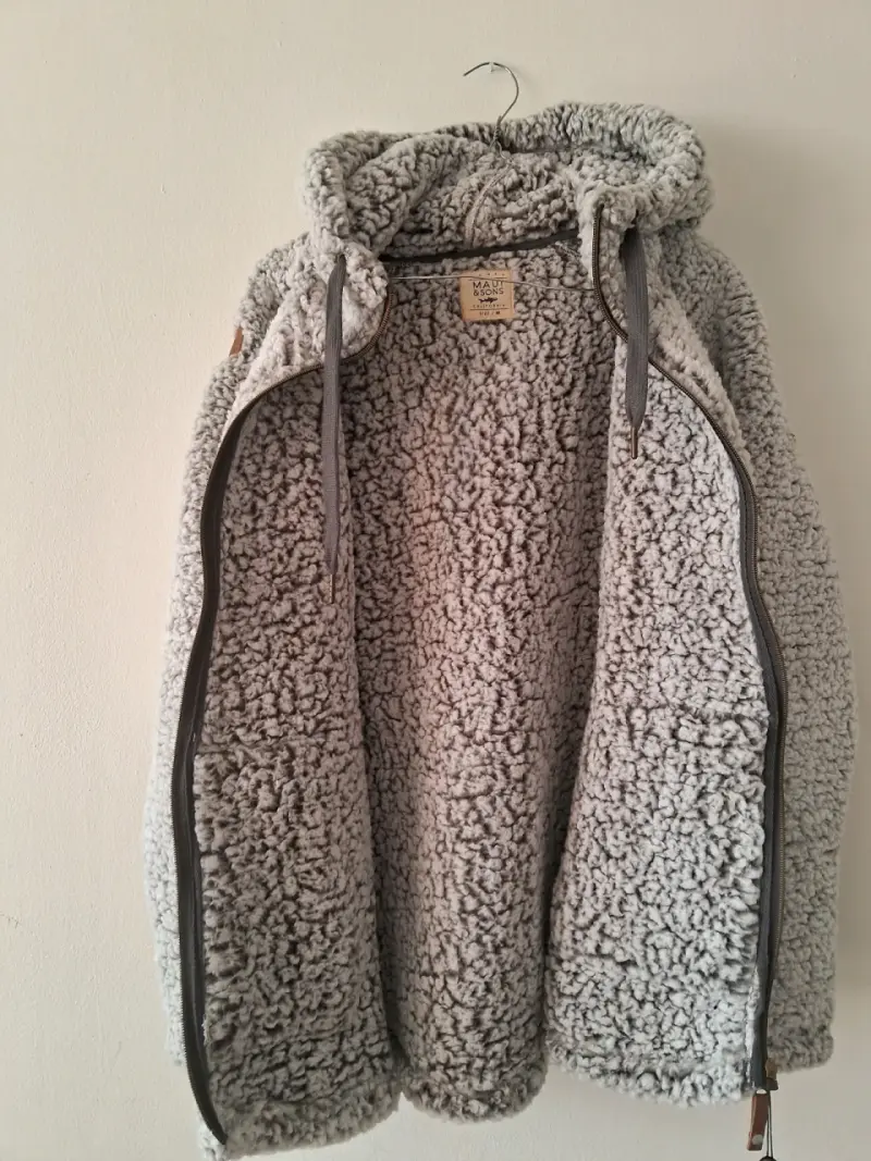 Polerón peludo gris con gorro - 3