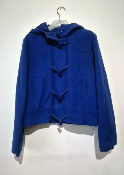 Chaqueta azul con capucha - miniatura 1