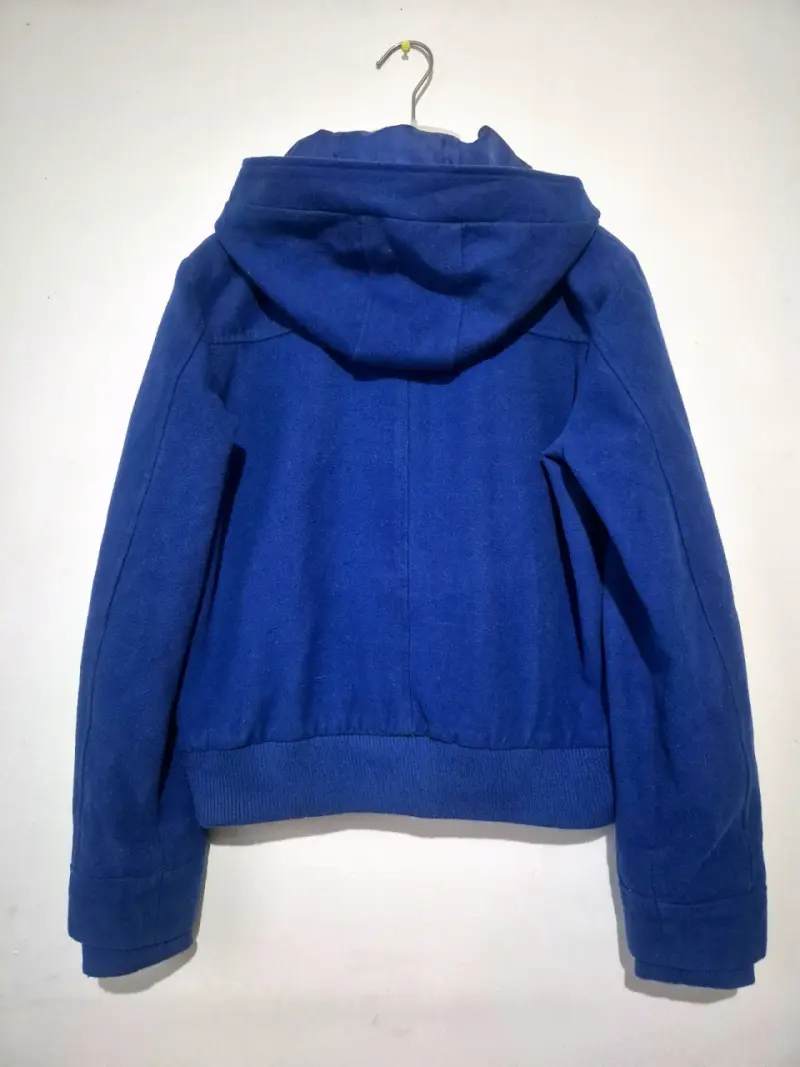 Chaqueta azul con capucha - 2