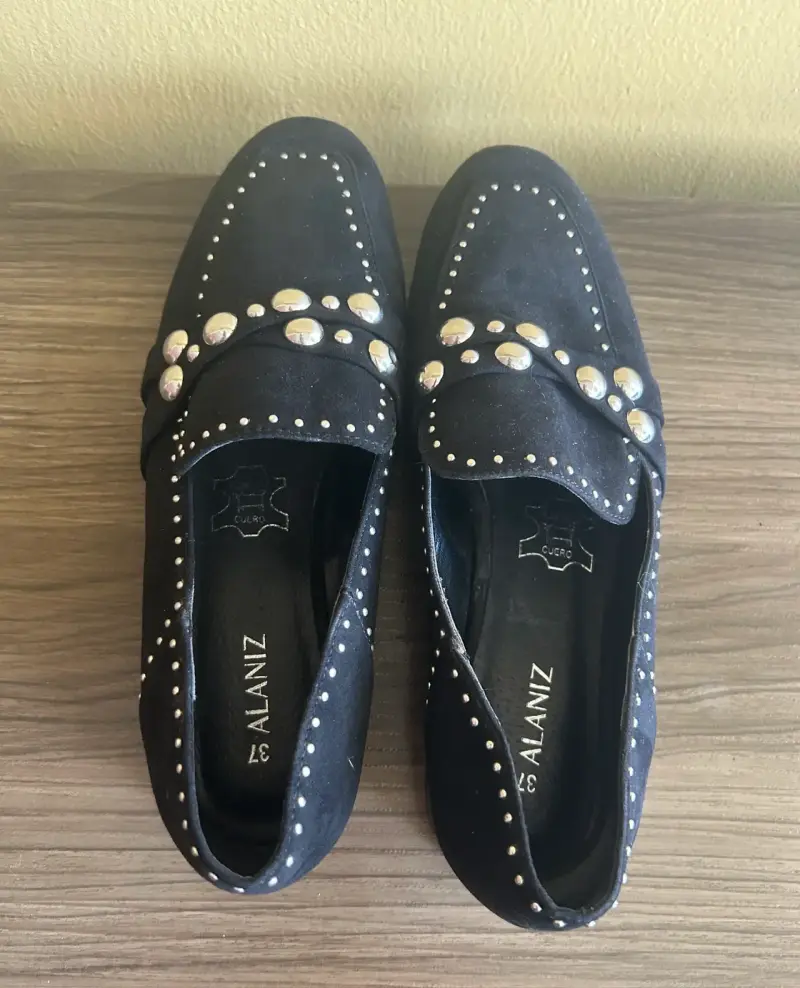 Mocasines negros con tachas