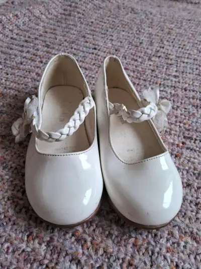 Zapatos blancos de niña con lazo - miniatura 1