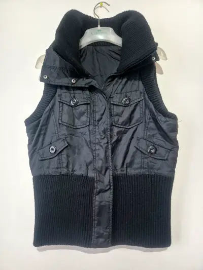 Chaqueta Negra Reversible sin mangas - miniatura 1