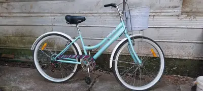 Bicicleta urbana celeste con canasto - miniatura 1