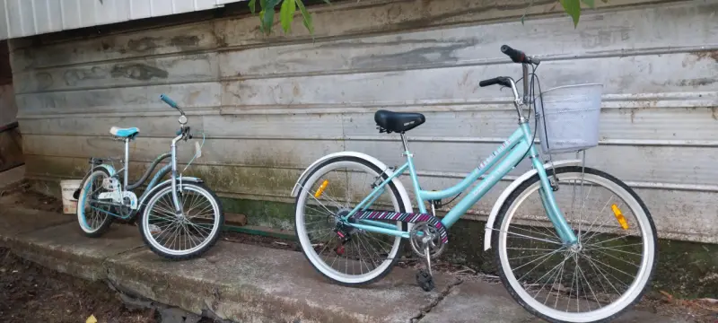 Bicicleta urbana celeste con canasto - 2