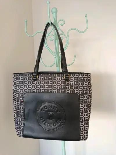 Cartera Tommy Hilfiger negra estampada - miniatura 1