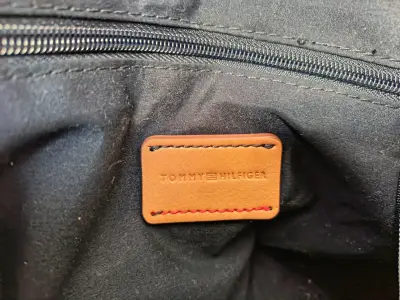Cartera Tommy Hilfiger negra estampada - miniatura 2