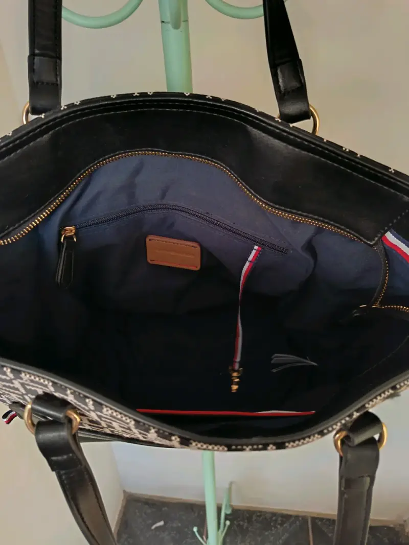 Cartera Tommy Hilfiger negra estampada - 3