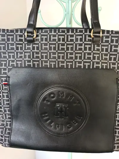Cartera Tommy Hilfiger negra estampada - miniatura 4