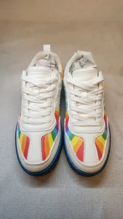 Zapatillas blancas con arcoíris - miniatura 1