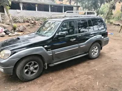SUV 4x4 en buen estado - miniatura 2