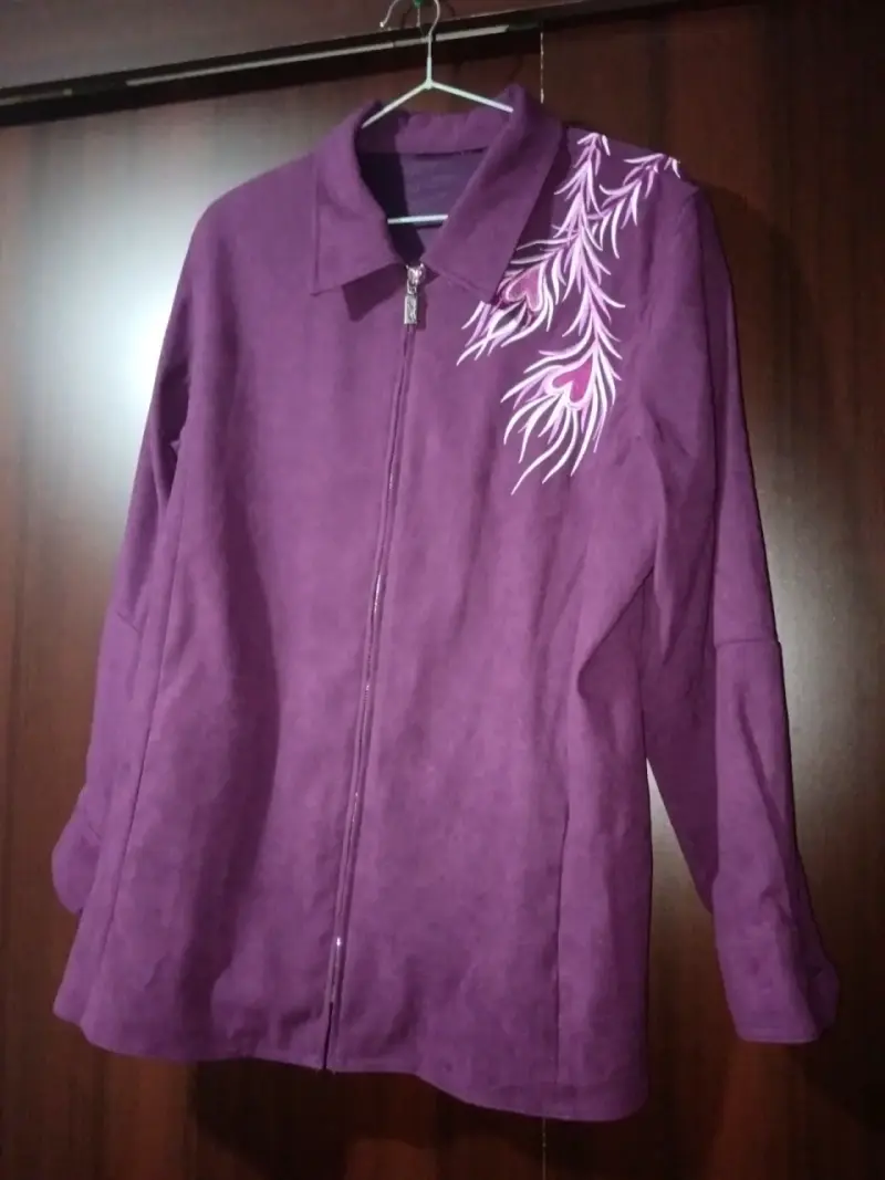Chaqueta morada con diseño - 1