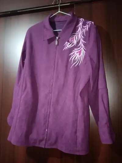 Chaqueta morada con diseño - miniatura 1