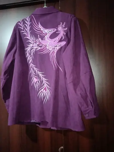 Chaqueta morada con diseño - miniatura 2